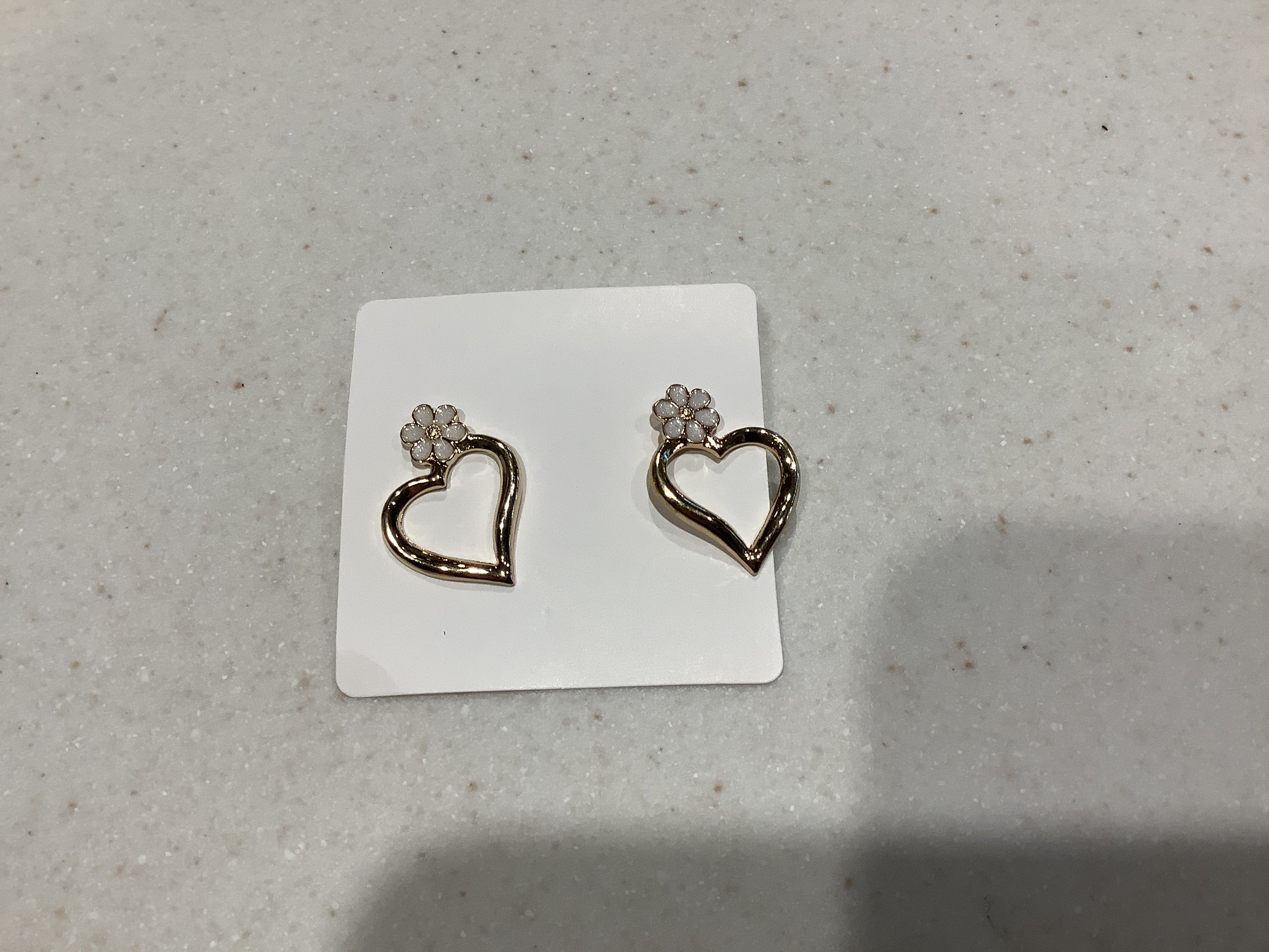 Heart hollow earrings with White Daisy